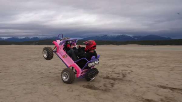Knutselaar lepelt een 50PK motor in een Barbie-Jeep
