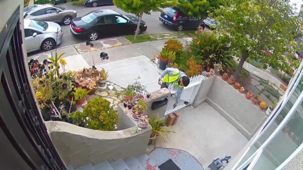 Pakketbezorger neemt pakketje na bezorgen gewoon weer mee naar huis