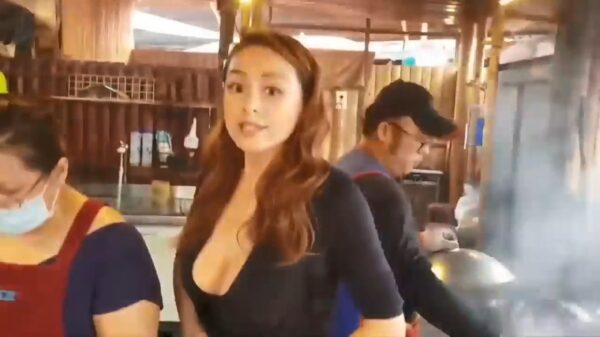 Mensen komen van ver om bij deze straatverkoopster te eten