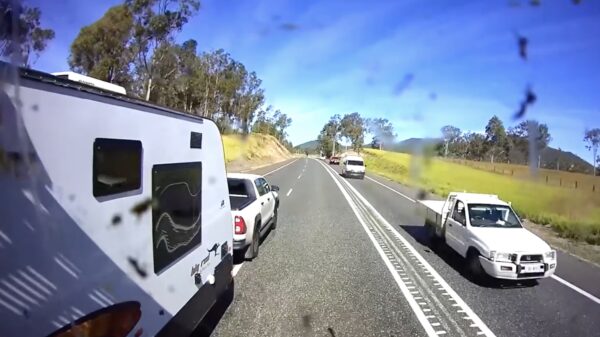 Slaaptablet kijkt niet uit zijn doppen en gooit zijn sleurhut voor een vrachtwagen