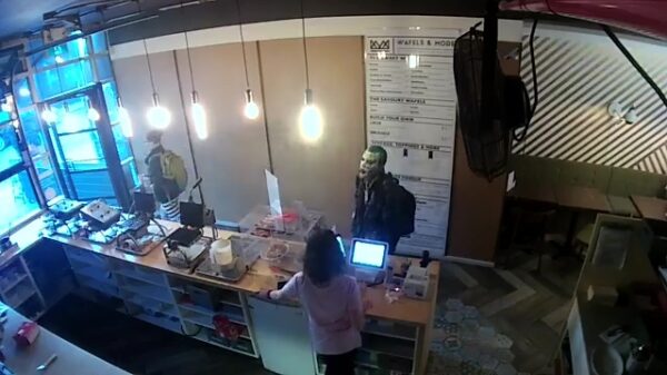 The Joker steelt heel serieus fooienpot in restaurant