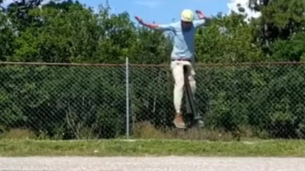 Pogo-knakker doet zeldzame nutshot en faceplant tegelijk