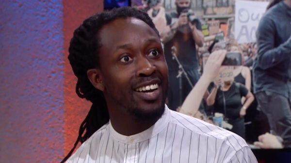 Akwasi klaar met haatberichten en nagelt hater aan de online schandpaal