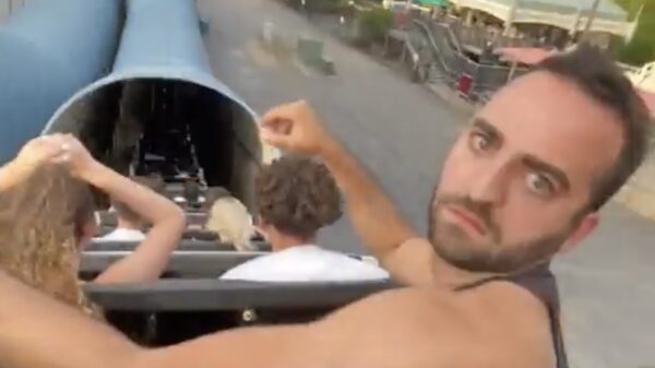 Dit is hoe een dagje pretpark eruitziet als je van binnen dood bent