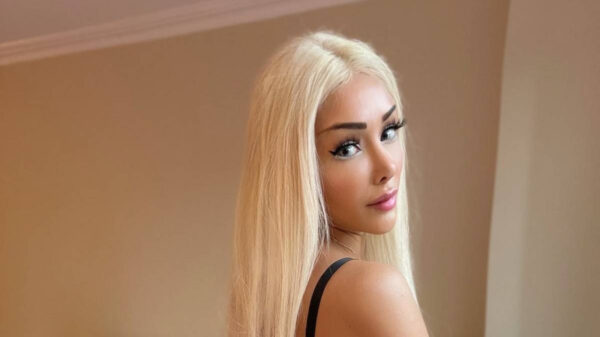 Volwassenen-model komt niet aan de man vanwege "haar extreem hoge IQ"