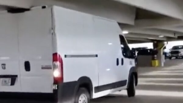 Hersenatleet manoeuvreert zijn busje door garage met laag plafond