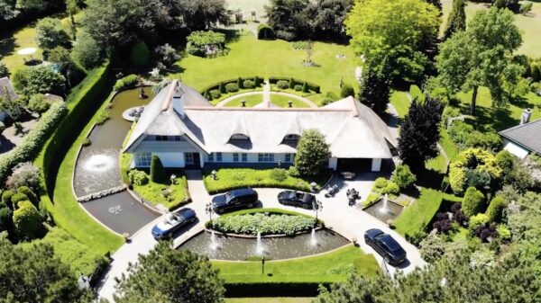 We krijgen vandaag een rondleiding door de hatseflatshut van Peter Gillis