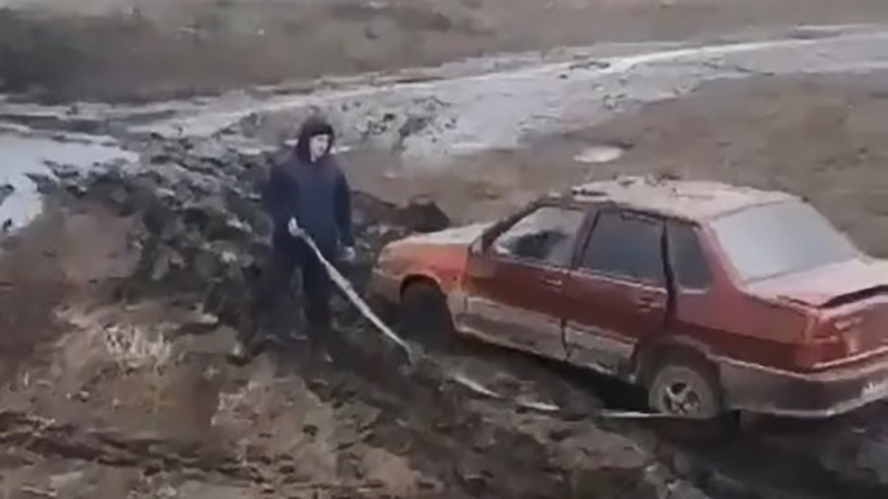 Vastgelopen Rus wordt uit de modder getrokken, kijk hem eens blij zijn!