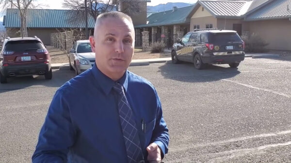 Bijdehandje gaat naar politiebureau om agentjes te pesten