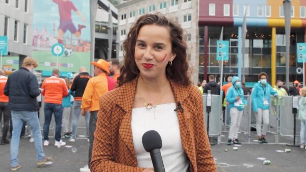 Sfeertje proeven bij de Johan Cruijff Arena tijdens de EK-wedstrijd tussen Noord-Macedonië en Nederland