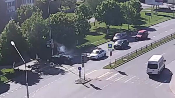 Falende bestuurder u-turnt zo tegen een lantaarnpaal aan