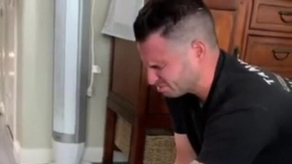 Papa krijgt een ranzige praktijkles hoe-vervang-ik-een-luier