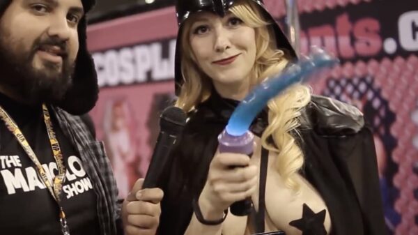 Droogkloot Manolo kijkt zijn ogen uit op de Exxxotica 2019 beurs in Chicago