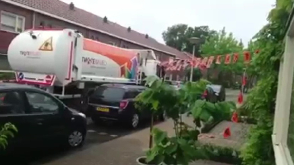Twentse vuilnisman weet met zijn wagen de complete oranje straatversiering te slopen