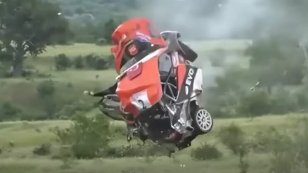Turkse rallyauto vliegt door de lucht bij knetterharde crash in Bulgarije
