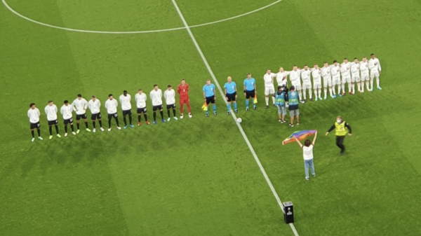 Veldbestormer met regenboogvlag tijdens Duitsland - Hongarije was the man of the match