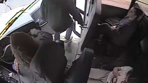 Oplettende buschauffeur zorgt ervoor dat deze student niet wordt kapot gereden