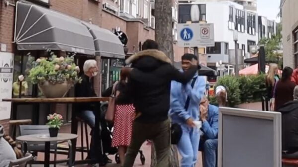 Hilarische ik-jat-je-telefoon-grapje gaat fout, Youtuber Djoemi wordt geklapt