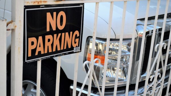 Schat, geef ff autosleutels dan kan ik het hek sluiten