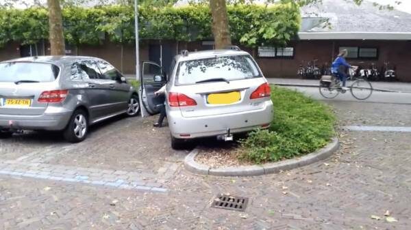 Uit de oude doos: oma heeft schijt en parkeert haar bolide gewoon waar ze wil