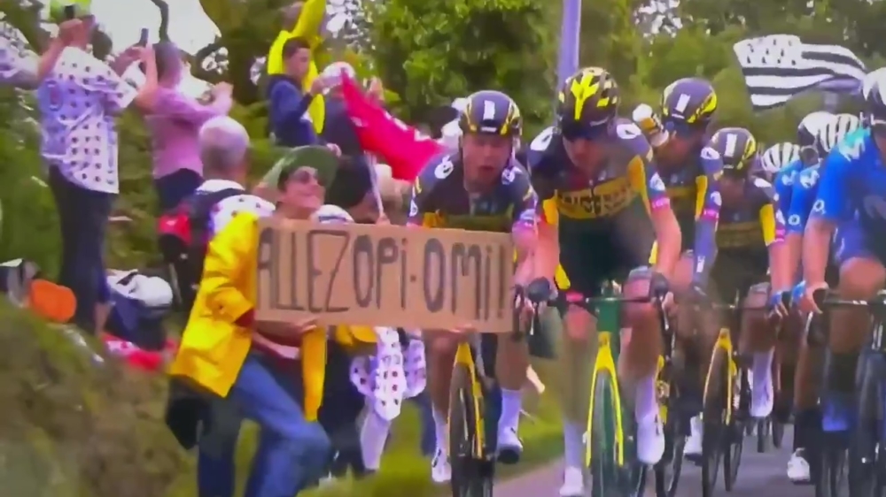 Massale valpartij in Tour de France dankzij vrouw met kartonnen bord