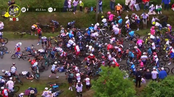 Massale valpartij in Tour de France dankzij vrouw met kartonnen bord