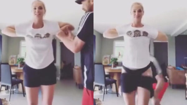 Gladde grapjurk zet goedgelovige vriendin in d'r blote bips