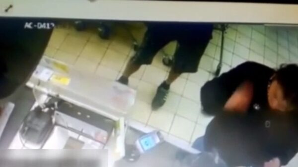 Gigantische smeerpijp laat een boodschap achter tijdens het afrekenen