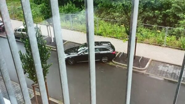 De struggles van een vrouw en d'r meterslange Mercedes-Benz