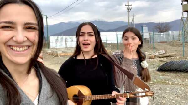 We gaan vandaag voor een muzikaal triootje met de zusjes Mandili