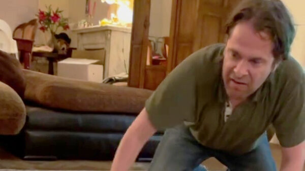 Hans Teeuwen geniet net iets teveel van zijn stoute stampertje