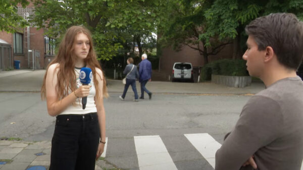 Belgische Gloria ontdekt een "gluurgat' in de meisjeskleedkamers van middelbare school