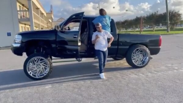 De Kiki-challenge bestaat blijkbaar nog steeds en is nog altijd vermakelijk