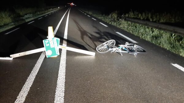 Poging tot moord: idioten barricaderen N235 met fiets, stalen pijp en reflectiepaal