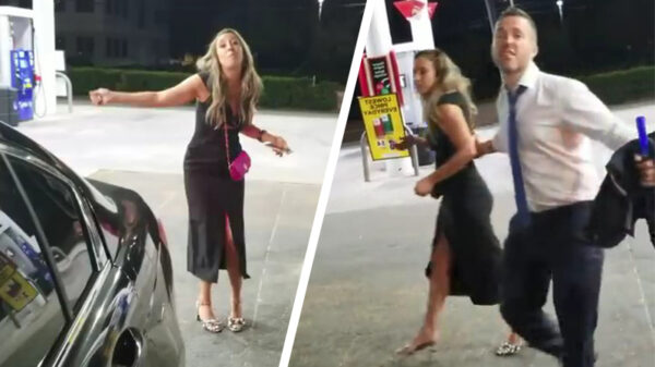 Dronken Karen wordt uit de auto geknikkerd na racistische opmerkingen tegen Uber-chauffeur