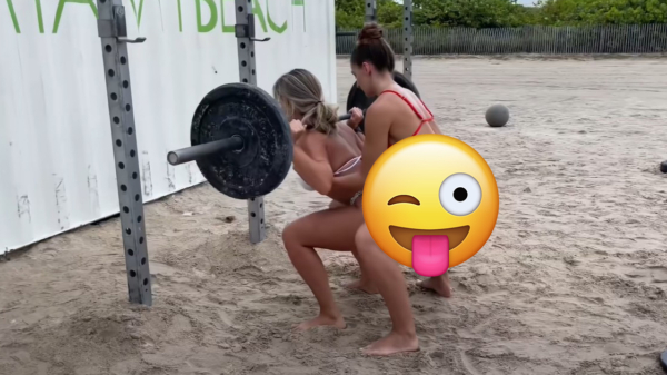 Personal trainer probeert zijn pupillen fit te krijgen op het strand