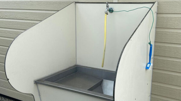 Jochem Myjer deelt hilarisch (en extreem ranzig) campingverhaal op Instagram