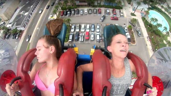 Dochterlief gaat nokkie tijdens ritje met haar moeder in de slingshot