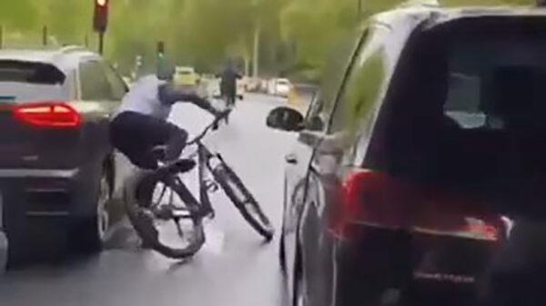 Londense automobilist rijdt fiets overhoop tijdens GTA-achtige road rage