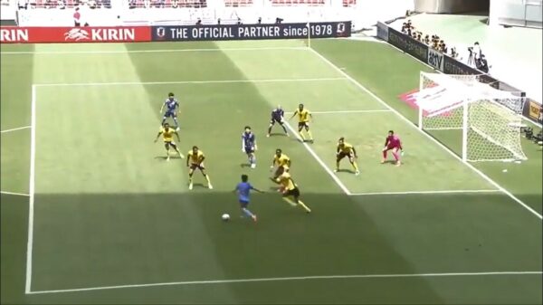 Japanse voetballer Takefusa Kubo schiet 4 tegenstanders door de benen en scoort