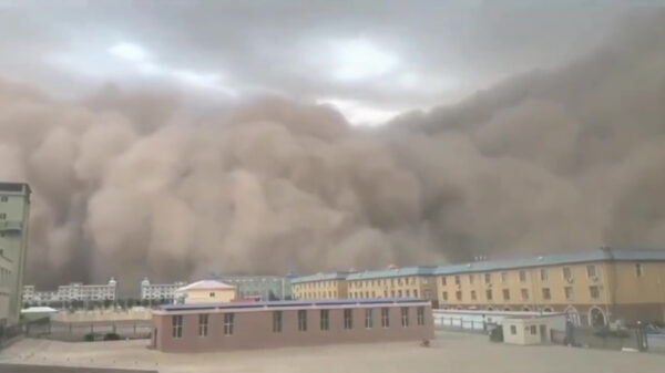 Joekel van een zandstorm in China door inwoners en bewakingscamera's vastgelegd
