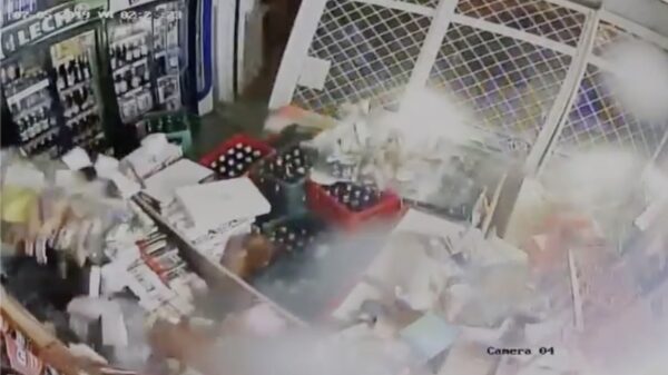 Bezopen Poolse troela ramt winkel om een flesje wodka te scoren