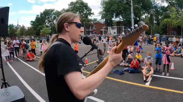 Deathmetalband Obvurt doet hun album releaseparty op een... Basisschool