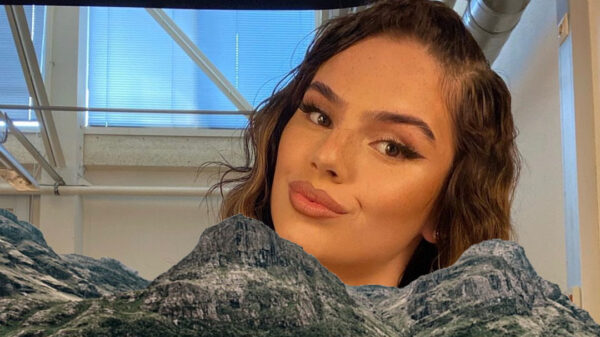 Van het diepe decolleté van Famke Louise krijg je behoorlijk hoogtevrees