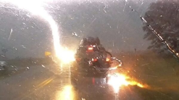 Auto met een gezin van 4 door enorme bliksemschicht getroffen in Kansas