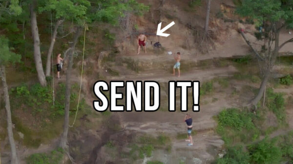 Met knikkende (of knakkende) knietjes van een rotspartij springen