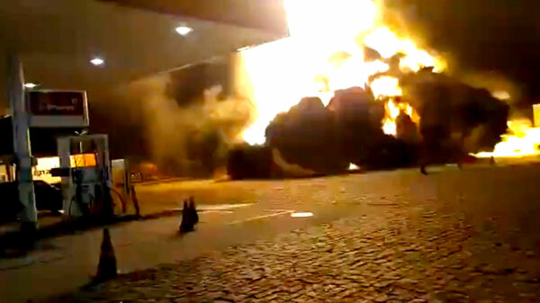 Gigantische klapper als tankstation in São Paulo vlam vat tijdens het bijvullen