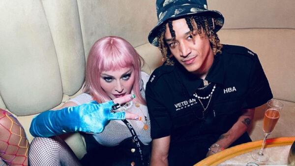 62-jarige Madonna trekt tijdens optreden compleet doorzichtig shirtje aan