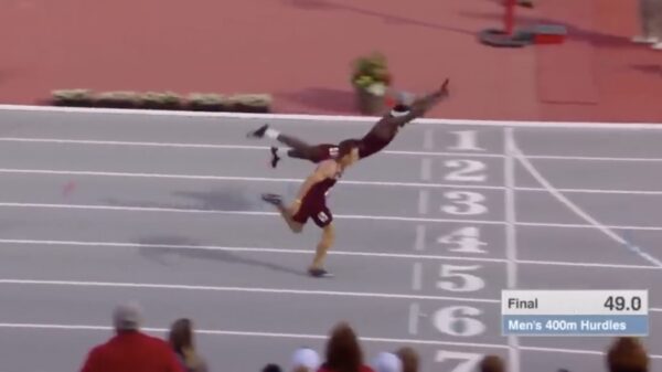 Infinite Tucker finisht als Robin van Persie en wint de 400 meter horden!