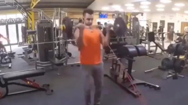 Fitnessboy krijgt trainingselastiek keihard voor zijn bek